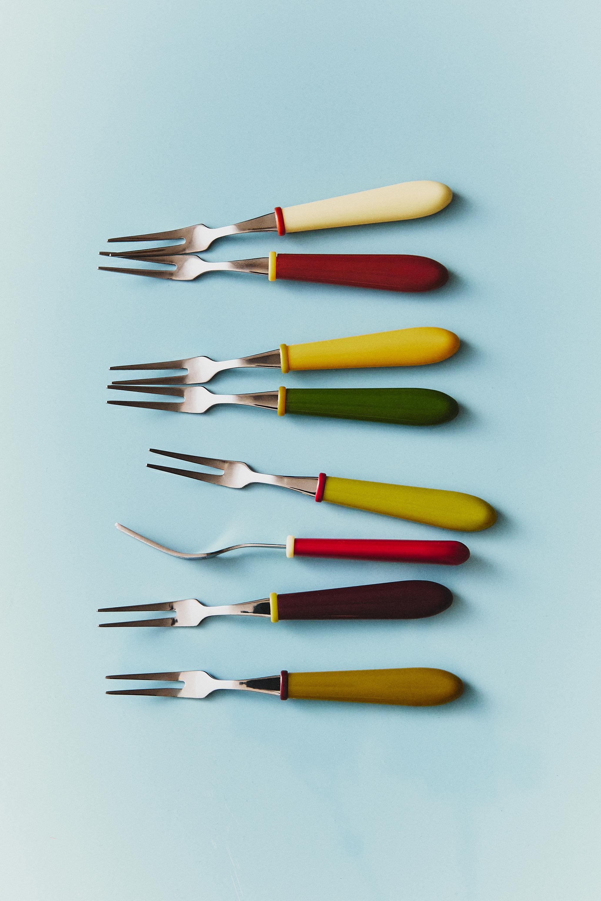 LOT DE MINI-FOURCHETTES EN RÉSINE COULEURS (LOT DE 8)